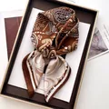 Elegante foulard in seta con motivo paisley marrone e beige su un vassoio dorato - Foulard Patchwork Caffè Beige (34)