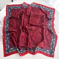 Detalle de un pañuelo de seda roja con motivos paisley y elegante dobladillo - Square Style / Rojo