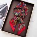 Sciarpa in seta rossa con stampa paisley colorata in una scatola elegante - Paisley Vibrante Rosso (8)