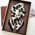 Dettaglio foulard in seta con stampa leopardata in confezione regalo e trama liscia - Bianco