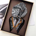 Elegante foulard in seta bohémien bianco e nero con motivo paisley e bordi arancioni - Nero Bianco Arancio Paisley (11)
