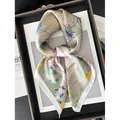 Foulard in seta champagne con fiori e farfalle e finitura in raso per le donne - Albicocca