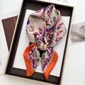 Detalle de un pañuelo cuadrado de seda con estampado paisley en tonos naranja y violeta - 70x70cm / Rojo Anaranjado