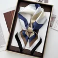 Detalle de pañuelo de raso de seda con rayas geométricas en caja decorativa dorada - Estilo de Rayas de Contraste Geométrico Azul Caqui (30)
