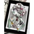 Foulard quadrato in seta con stampa floreale, api e bordo verde chiaro su vassoio - Verde Smeraldo