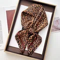 Foulard quadrato classico in seta leopardata annodato a fiocco su vassoio vintage - Foulard Leopardato Marrone Classico (36)