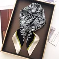 Foulard quadrato in seta con stampa paisley nera e bordo a righe verde smeraldo - Nero Bianco Verde Bohémien (13)