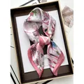 Foulard in seta rosa con fiori e libellule su rivista e vassoio dorato di lusso - Rosa