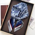 Elegante sciarpa in seta blu navy con motivo paisley e bordi a contrasto in scatola - Navy Paisley Bordo Rosso (14)