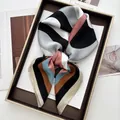Detalle de bufanda de seda con patrón geométrico y un elegante acabado satinado - Estilo Patchwork de Arco y Rayas Multicolores (31)