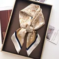 Sciarpa in seta dorata con stampe paisley bianche e bordi blu navy su un vassoio - Giallo Oro Navy (15)