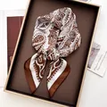 Foulard in seta con motivo paisley marrone e bianco esposto in un vassoio dorato di lusso - Marrone Scuro Bianco Paisley (16)