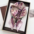 Detalle de pañuelo cuadrado de seda sintética con estampado paisley en violeta y rosa - 70x70cm / Rosa