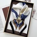 Carré de soie élégant aux rayures géométriques dans son coffret avec fond de magazine - Style à Rayures Contraste Géométrique Bleu Kaki (30)