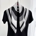 Foulard en soie à motif géométrique ondulé en noir, blanc et gris élégant - Style Vague Géométrique Noir Blanc Gris (32)