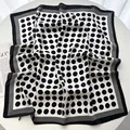 Foulard in seta classico a pois neri e bianchi con bordo a righe e trama liscia - Nero Bianco a Pois Rigato (22)