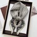 Carré de soie élégant à motif cachemire bleu et orange présenté dans un coffret cadeau - Style Paisley Bleu Foncé et Orange (7)