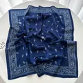 Foulard vintage francese in seta blu scuro con motivo paisley bianco e bordi rifiniti - Navy Paisley Leggero (24)