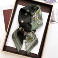 Sciarpa in seta verde scuro con motivo Paisley e stampe floreali gialle e rosa - Verde Scuro Satin Paisley Pois (25)