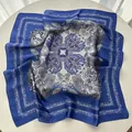 Pañuelo de seda azul marino y blanco con elegantes motivos de cachemira y lunares - Azul