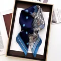 Elegante foulard in seta blu navy con motivo paisley in una scatola regalo - Navy Paisley a Pois (26)