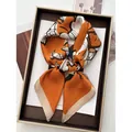 Elegante oranje zijden sjaal met magnolia print in een luxe premium geschenkverpakking - Oranje