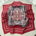 Elegante pañuelo cuadrado de seda con estampado paisley rojo y blanco en mesa blanca - Rojo Oscuro
