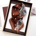 Sciarpa in seta paisley marrone scuro con margherite in una lussuosa confezione regalo - Marrone Scuro Margherita Paisley (27)