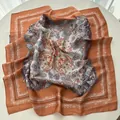 Pañuelo cuadrado de seda elegante con estampado Paisley en naranja y azul marino - Marrón Oscuro