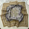 Elegante pañuelo cuadrado de seda con estampado paisley en satén jengibre y blanco - Verde Matcha