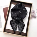 Foulard in seta nera classica con stampa paisley bianca annodato con stile - Stile Paisley Nero Bianco (35)