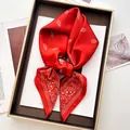 Elegante sciarpa di raso rosso con motivi paisley su un vassoio con bordo dorato - Motivo Paisley Rosso Puro (41)