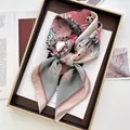 Elegante foulard di seta quadrato con stampa floreale rosa e verde dal design botanico - Floreale Rosa Grigio Verde (45)