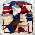 Vue détaillée du motif géométrique coloré sur un foulard en soie avec texture lisse - Marine Rouge Brun Patchwork (24)