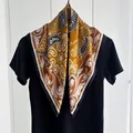 Foulard quadrato in seta con motivo paisley zenzero e bordo nero su maglia - Zenzero Paisley Floreale (Giallo)