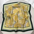 Détail macro du foulard carré en soie avec fleurs jaunes et bordures vert foncé - Jaune Vif Bord Vert Foncé Pivoine (19)