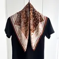 Foulard quadrato in seta marrone e beige con motivo paisley per uno stile unico - Foulard Vintage Caffè Beige (Caffè)