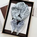 Dettaglio del foulard quadrato in seta con motivi paisley blu e finitura satinata lucida - Bianco / Bianco Blu Floreale Paisley