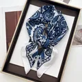 Nahaufnahme eines blau-weißen Seidentuchs mit Paisleymuster in einer edlen Geschenkbox - Blau-Weißer Einfacher Paisley-Stil (29)