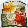 Détail d'un foulard en soie à imprimé floral avec fleurs jaunes, rouges et bordure verte - Vert Foncé Blanc Floral (7)