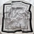 Détail d'un élégant foulard en satin de soie noir et blanc au fini brillant haut de gamme - Noir Blanc Ligne Floral (21)