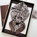 Nahaufnahme eines Vintage-Seidenschals mit Paisley-Muster in einer edlen Geschenkbox - Warmer Kaffee Paisley-Stil (30)