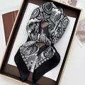 Detail eines schwarz-weißen Paisley-Seidenquadratschals mit elegantem Faltenwurf - Schwarz-Weißer Vintage-Blumen-Paisley-Stil (31)