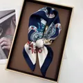 Detailansicht eines Seidenschals mit Paisleymuster in einer edlen Geschenkbox in Marine - Marine Weiß Rot Vintage Floral Druck Stil (19)