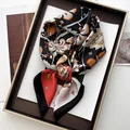 Elegante foulard in seta con stampe floreali e arance, bordo nero stile vintage - Rosso