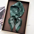 Elegante pañuelo de seda verde oscuro con estampado paisley y acabado de satén suave - Verde