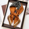 Detail van luxe zijden sjaal met geometrisch patroon in oranje en zwart op een magazine - Karamel Zwart Wit Geometrische Stijl (35)