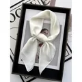 Carré de soie élégant blanc crème en satin avec finition soyeuse et nœud français - Blanc