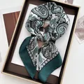 Detailaufnahme des Seidenschals mit Paisley-Muster in Dunkelgrün und Weiß im Karton - Dunkelgrüner Vintage Paisley-Stil (32)