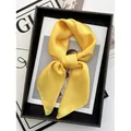 Élégant foulard carré en satin de soie jaune vif noué avec style pour femmes - Jaune vif
